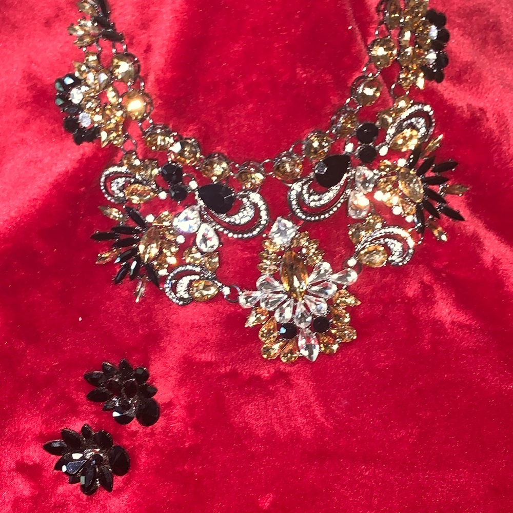 Accent Necklace with Earrings